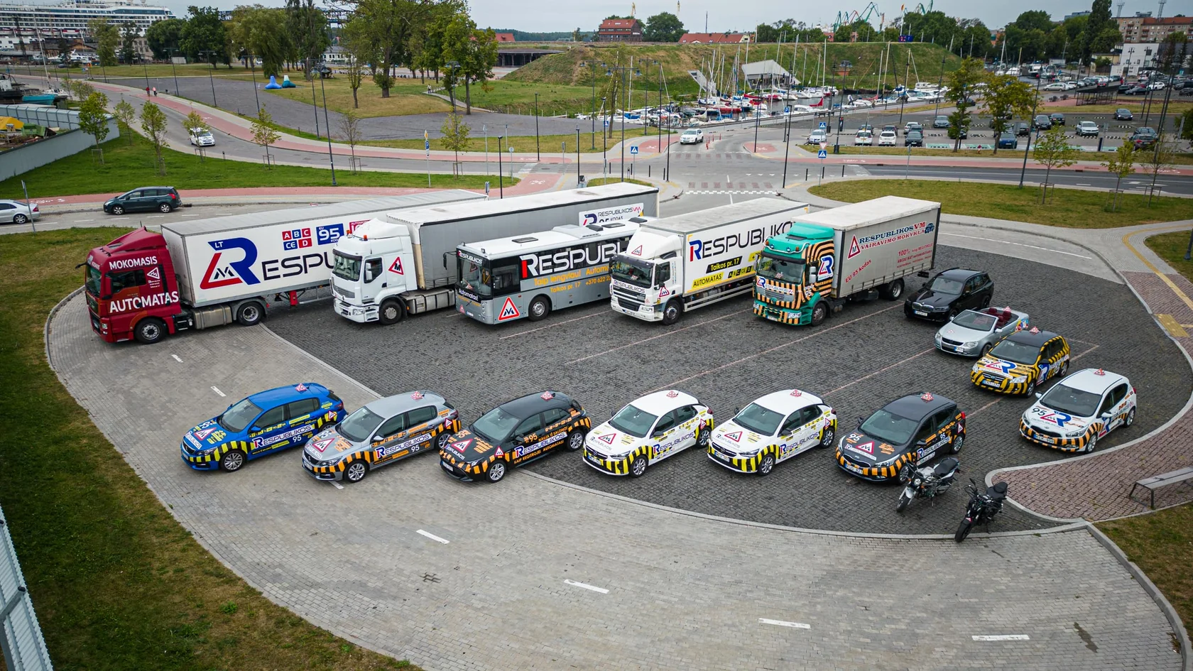Respublikos vairavimo mokyklos automobiliai, autobusai, sunkvežimiai ir motociklai Klaipėdoje.